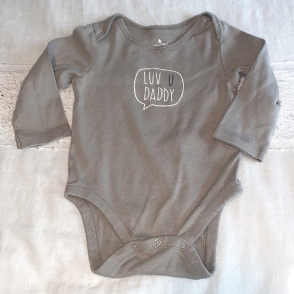 EUC Gap Factory 3-button cotton onesie “luv u daddy” size 6-12 months 🫧